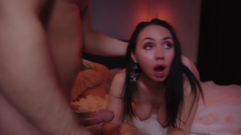 Alexa and Alex Moore: 変態の男が自分のスラッタンのアナルを犯す