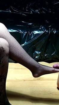 Robe rouge sexy et talons hauts rouges, ballbusting extrême !