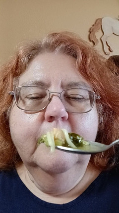 BBW nurse Vicki adventures with friends: ¡Disfruta comiendo un tazón de sopa casera conmigo!