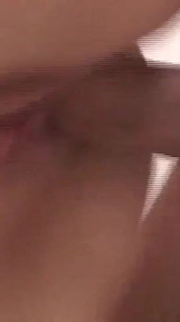 Gagica cu țâțe mici adoră să obțină o șarjă caldă de spermă în gură