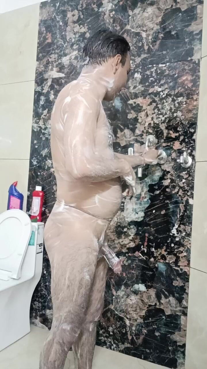 Rajasthani-old-lover: Desi-man neemt een douche