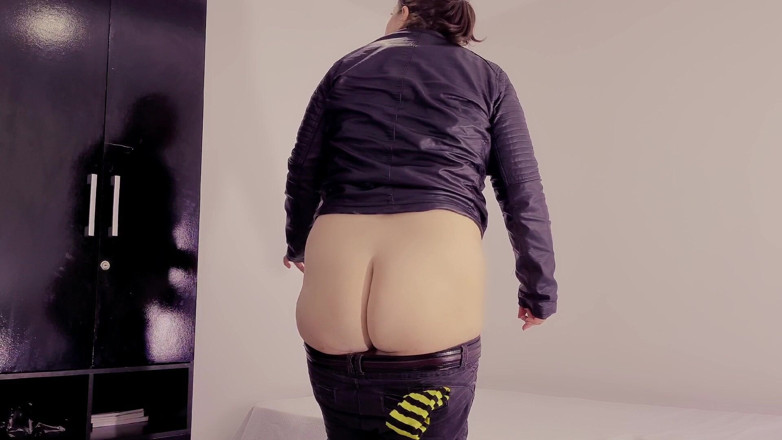Alice H: Buttcrack Cleaning a New Client's House