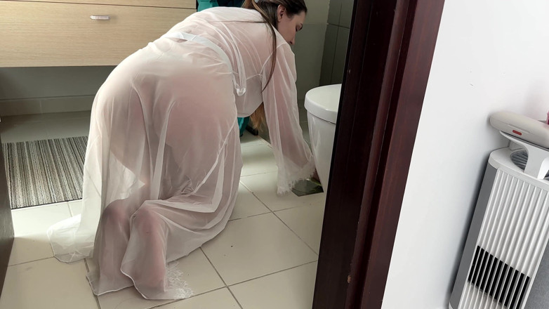 Alina Rai: 継母は透け感のあるドレスでバスルームを掃除します。ゆっくりと