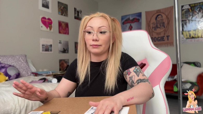 Lenna Lux: मेरी चुदाई मशीन को अनबॉक्स करना