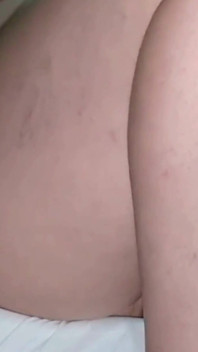 Masturbándose un coño mojado