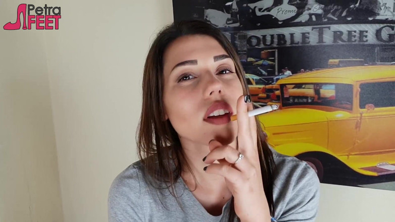 Smokin Fetish: O brunetă superbă fumează un trabuc în dormitorul ei