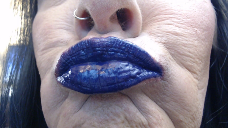 Abby Anna: Primo piano con bacchetta blu viola