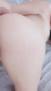 Emily White fait une double pénétration anale et prend une douche dorée