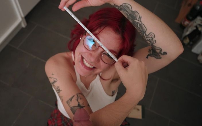 Cedric and Sofi: Chica estudiante nerd invita a un amigo a medir polla