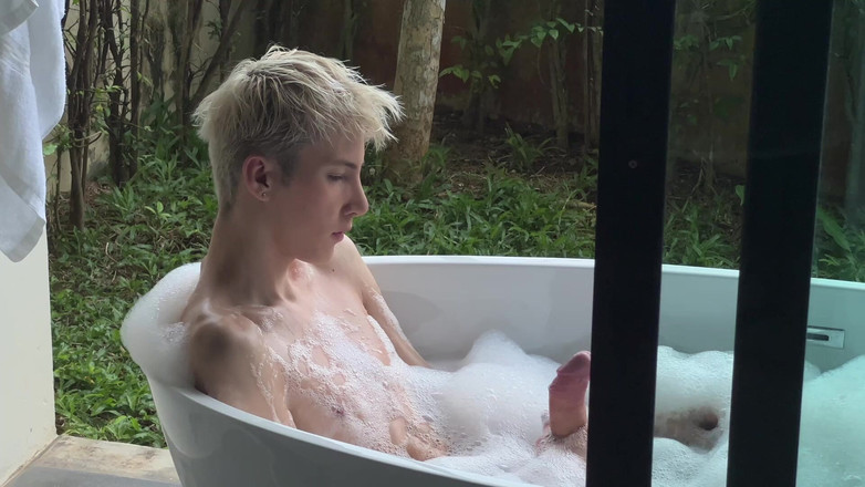 Sandro Jenner: 小丑洗澡后打电话给继父来操他