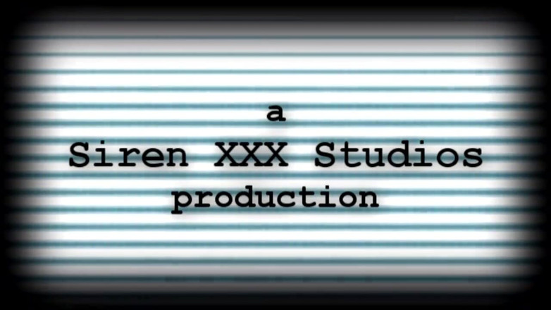 Siren XXX Studios: Zwei milfs squirten und fisten im club