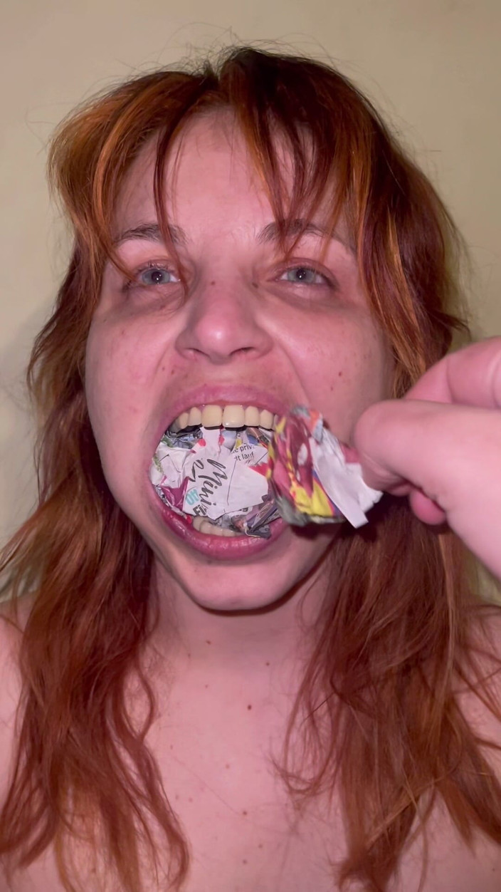 Elena917: Газетный кляп в видео от первого лица - начинка, пощечина, вынимание