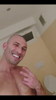 Chlapec si honí