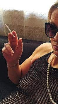 Cigareta honění hra, Karina je nemilosrdně intenzivní, kouří při dojení ho - velký výstřik! - POV celé video