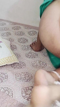 Urfi Bhabhi 털이 무성한 보지 핑거링 사리 제거