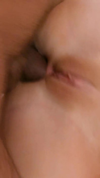 Brechen sie den arsch der sexy blondine im Anal-gangbang mit doppelpenetration und sperma im mund