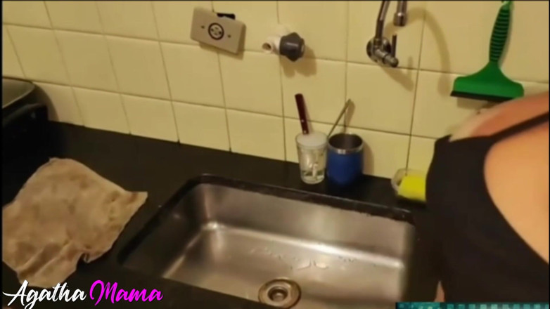 Agatha Mama: Il mio figliastro è venuto in cucina e mi ha scopato...