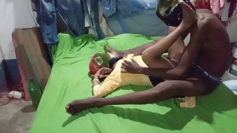 Bengaliauntykichut: Romantic Video with a Desi Aunty Featuring a Hot Butt...