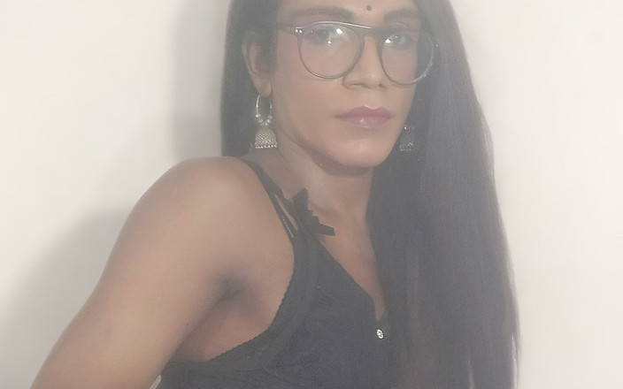 Keerthanakeerthi95: インドのシシーな女の子がライブ配信でイき、甘いミルクを全部飲みながらイく