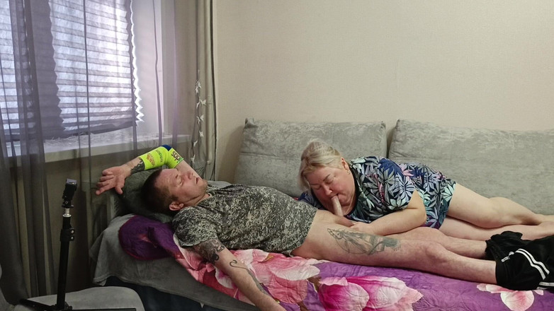 Zona901: 그녀의 입에 핫한 정액의 일부를 얻기 위해 깊은 오럴을하는 이웃