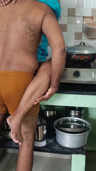 Mucama de la casa follando en la cocina
