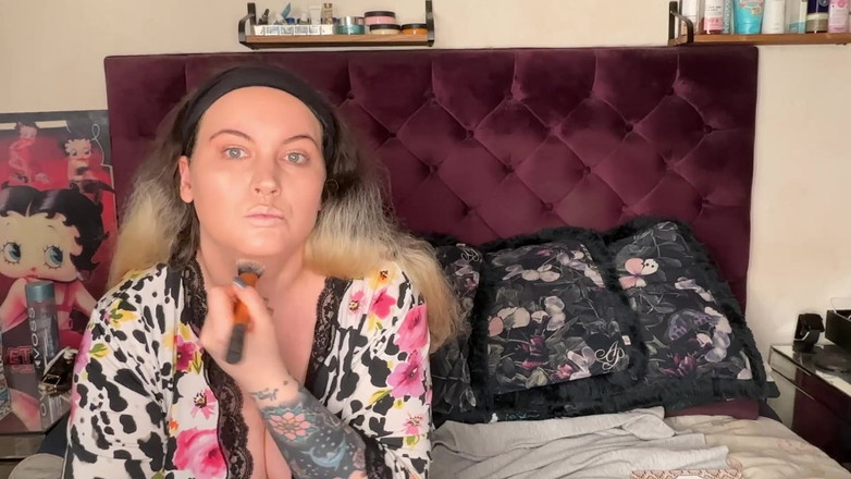 MissFFW: Con điếm lập dị trang điểm cho một đêm lập dị