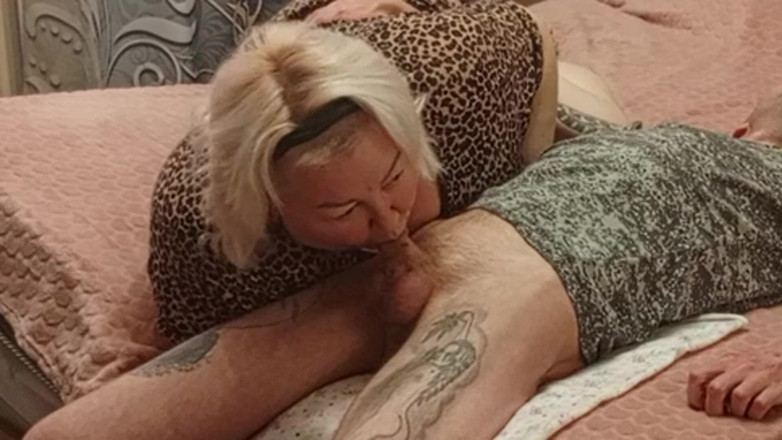 Zona901: Vriendin zuigt pik om een mondvol sperma te krijgen