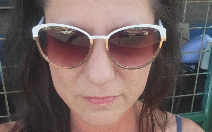 EliteLadyS: Une MILF américaine coquine s'amuse sur un étal au bar