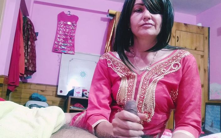 Bolly Karma: Stiefmutter will sehen, wie ihr schwanz sich benimmt