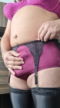 Vintage nylonové spodní prádlo, tetička nám umožňuje vidět její spodní prádlo, zatímco ho modeluje a dotýká se sama sebe