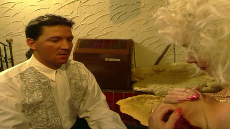 Vintage Climax: MILF blonde yang hebat dengan buah dada besar suka rasa...