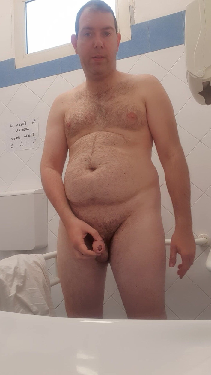 Mirko2589: 公衆トイレで全員裸