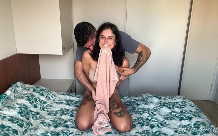 Shamelesscouple: Il primo video di solletico e sfida di julia