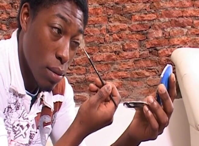 Bareback TV: Un black en lingerie blanche