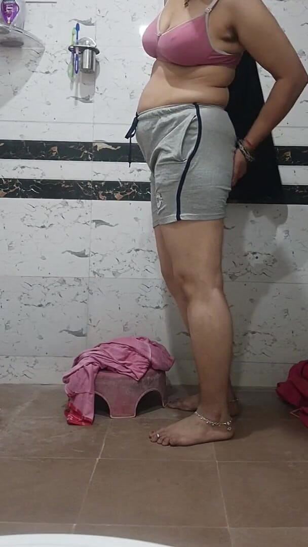 Priyahot77: Priya bhabi banyoda tam açık vücut ateşli egzersizi