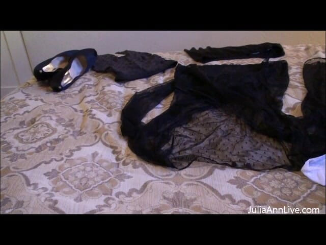 Julia Ann: Julia ann lagi asik menggoda sambil pakai lingerie