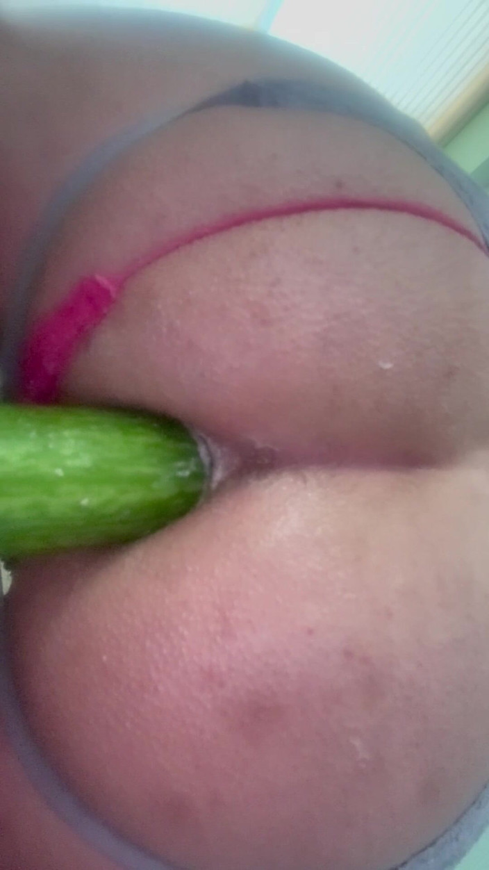 TakeMe35: ディルドを深く挿入しながら、彼を満たしてほしいと懇願している