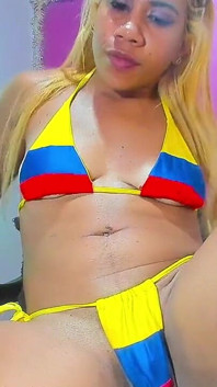 La ragazza colombiana si prende un dildo profondo e più grande fino a quando non schizza un sacco bevendo tutti i succhi caldi Daddy lovee
