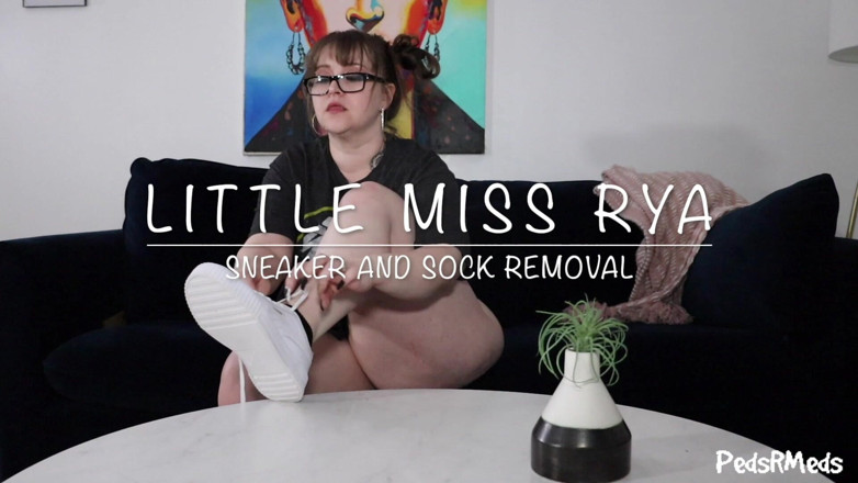 PedsRMeds: 작은 미스 Rya 운동화와 양말 제거