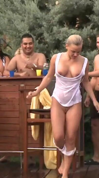 Soirée porno à la piscine - partie n ° 02