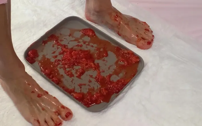 AnnaBUST: I Trample Strawberries with My Feet and Pee in Them