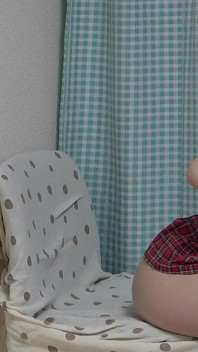 Weißes Mikro-tanga-höschen verschwinden zwischen muschi, japanisches mädchen mit dicken möpsen in Minirock-uniform necken