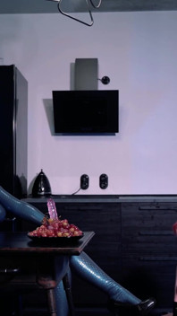 Sexy lesben in glänzenden engen fetischklamotten... schöne MILF und ihre devote schlampe (arya Grander)