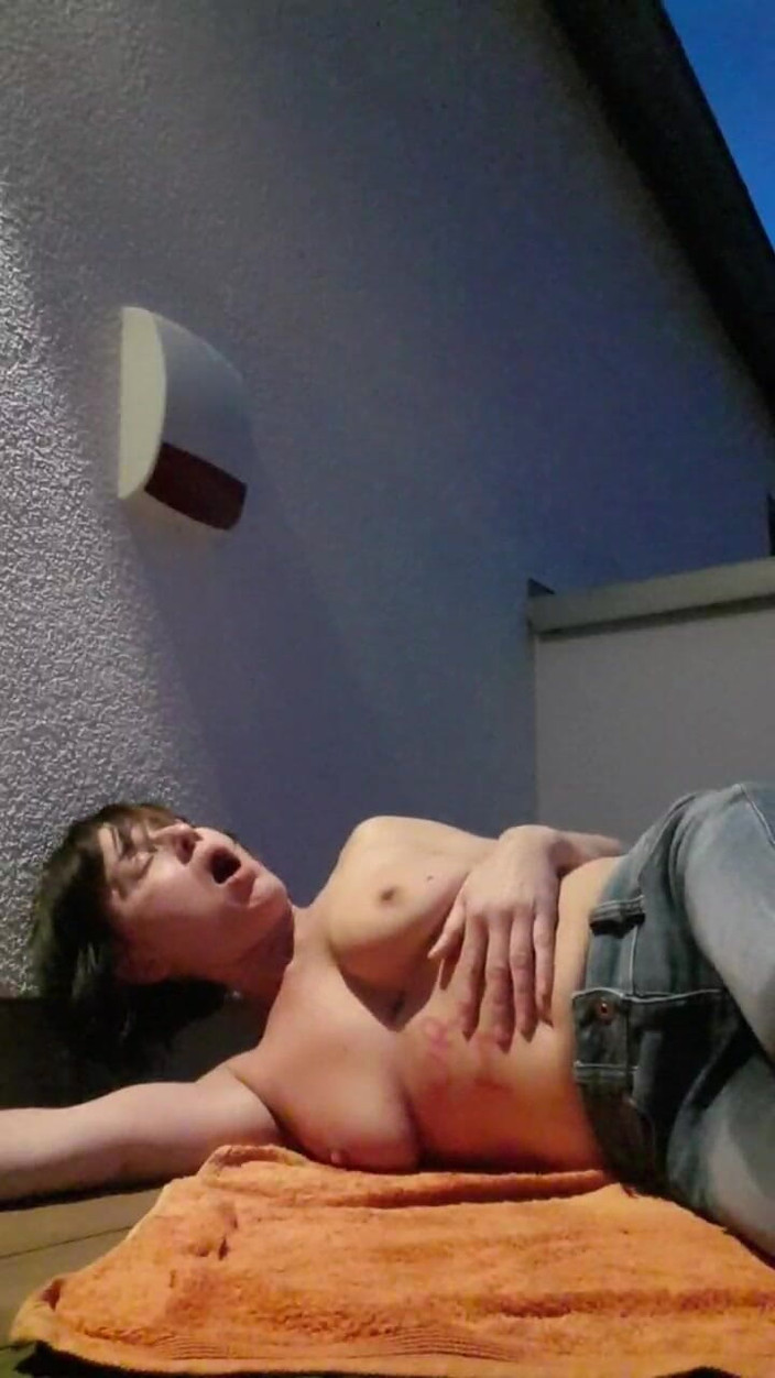 JulieEroticDress: Мілфа сквіртує в джинсах