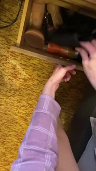 Güçlü çiftlik kızı - Alman çiftlik kızı kocasını bir monsterdildo ile yakalayınca şok olduktan sonra görevi alıyor