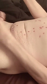 Cera de vela quente no meu corpo e pau enquanto eu gozo