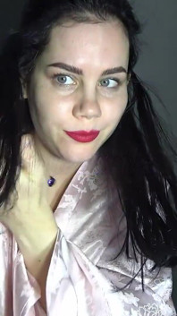 Anna si hraje se svou kundičkou a sní o speciálním milenci