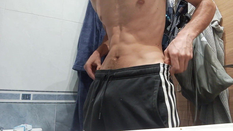 Elvissc: Gara-gara lagi ganti baju, aku pergi ke jalan sama kontol...
