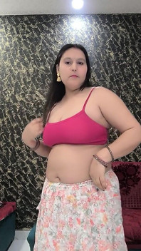 Puja yenge pembe amcığını parmaklıyor