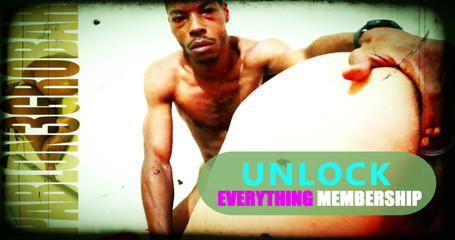 Uncut Lil Midget and Latina Freaky Friends: Amico, con un plug anale